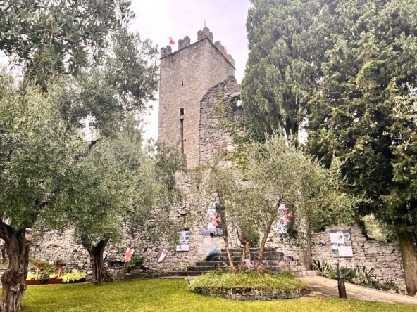 Il castello di Vezio e il suo incantevole giardino a Varenna