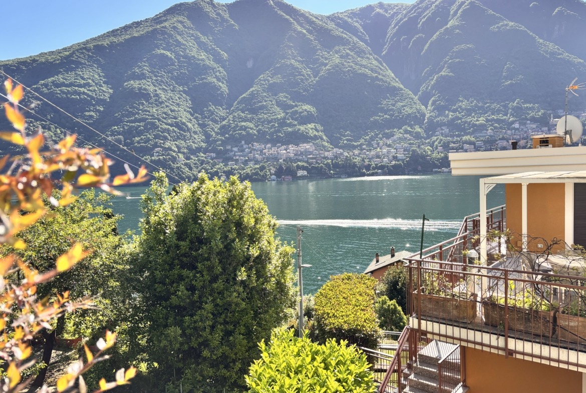 Appartamento a Laglio vista lago e balconi da ristrutturare